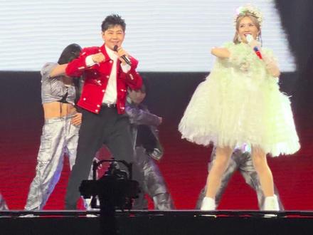 林志颖惊喜亮相谢娜演唱会 《不是每个恋曲都有美好回忆》完整版,真的完全没想到,娜姐请小志出来那一刻全场沸腾了,都是回忆杀啊
#谢娜成都演唱会 #谢娜 #林志颖