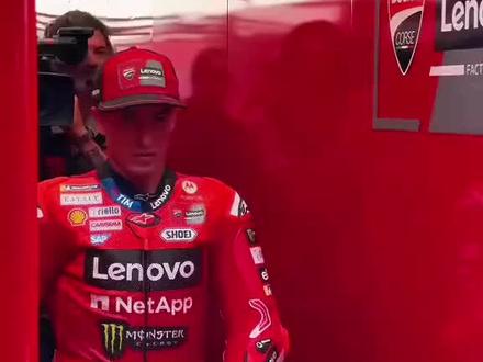 #motogp比赛精彩瞬间 马奎斯直立压弯燃爆全场