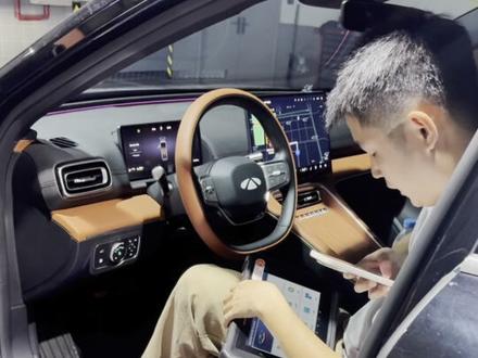 风云A9L提车10来天出现了故障码。一共去了3次4s店,因为上班白天没时间。奇瑞风云4s店售后加班等我到晚上9点。还是觉得挺敬业的。奇瑞的星夜服务真的香。然后问题还没解决,需要白天更长时间的检测。但是我又没时间!后面4s店就免费上能取车,修好了又给我开回来。虽然车子出问题很烦躁。但是售后处理事情的态度说实话确实挺好的。希望厂家能抓好品控。400官方来电温馨提醒,为了表达歉意说给我送个小礼品。或者积分。态度也挺好的,目前这个问题也得到了解决。总体这次售后体验还可以。国庆放假下班都6点多了,到晚上10点开过去首保也来得及。奇瑞的星夜服务特别棒#奇瑞星夜服务真香 #风云A9L惊喜服务 #我为风云A9L代言