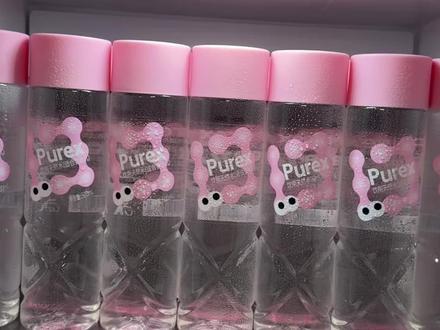 家里有喝水大户或对水要求比较高的,你真的可以去试试纯极限这款小粉瓶。它源自长白山双龙泉一号,还是低氘低纳水,淡化微量元素更容易吸收,就很适合婴幼儿,喝起来清爽甘甜又很柔和,每一滴都是大自然的馈赠,真的巨好喝。每一瓶还是五百毫升大容量的一箱里有整整十二瓶,你看才啥价。喜欢喝高端水的包子,趁现在划算,赶紧多囤几箱。#高端水 #纯极限 #矿泉水 #强烈推荐#粉色系饮品