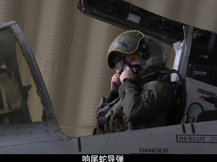 美国A-10 雷电II低空攻击机 该机是美国费尔柴尔德公司生产的一种单座双发动机攻击机,负责提供对地面部队的密接支持任务,包括攻击敌方战车、武装车辆、炮兵阵地及重要地面目标等。此外也有一部分负责提供前进空中管制,制导其他攻击机对地面目标进行攻击,这些战机编号为OA-10。其官方名称来自于二战时密接支持上有出色表现的P-47雷电式战斗机,但相对于雷电这个名称而言,美军更常昵称其为疣猪 该攻击机由一名飞行员驾驶,,1977年由美国费尔柴尔德生产,产量约715架,首飞时间呢是1972年5月10日,单机造价平均1170万美元。主要用户是美国空军,该机长度16.26米 翼展17.53米 高度4.47米 机翼面积47平方米 空重11,321公斤,最大起飞重量22,700公斤安装了两台通用电气TF34-GE-100涡轮风扇发动机,每台推力40.32kN。一千五百米高度最高飞行速度833公里/小时,巡航速度560公里/小时爬升率30米/秒,最大升限13,700米,最大航程2,240海里,加挂最多油箱2,580里,4,140公里)作战半径250海里,该机装备一门机炮GAU-8Avenger 7管加特林机炮,备弹1,174发炮弹还可以可选用贫铀弹头,或者70毫米火箭弹或APKWS II制导火箭,小牛空对地导弹,响尾蛇导弹,通用型传统炸弹,Mk77燃烧弹等等一系列五花八门的弹药,喜欢的小伙伴们可以在去详细的了解一下,值得一提的是该功勋机本来计划在今年光荣退役的,结果出现了中东和平战争,不得已该机又被战争部延迟到二零三零年退役,不得不说该机为世界和平做出了杰出的贡献。