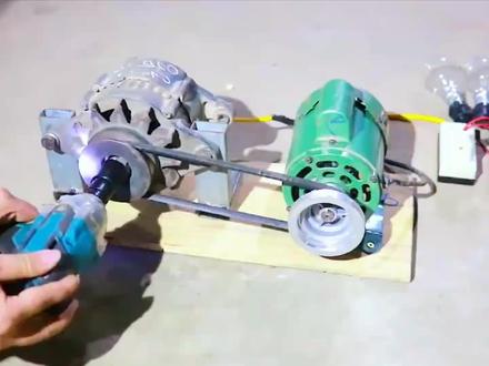 利用两个电机就能制作出循环发电机,而且还能带动家用电器使用!#手工diy #创意发明 #牛人制造 #制作过程 #手艺人