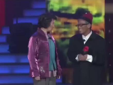 2026年辽视春晚四十周年庆典,收视第一却遭全网吐槽,咋回事 #辽宁春晚 #春晚 #怎么样 2026年辽视春晚四十周年庆典,收视第一却遭全网吐槽,这是怎么了?
想当年,辽视春晚语言类节目独步全国,赵本山、宋小宝等笑星的作品至今仍被传颂。可今年这台庆典,却让人大跌眼镜。语言类节目占比超六成,却无一个能让人记住的包袱,宋小宝压轴作品剧本粗糙,周深跨界饰演的“南方爷爷”与剧情割裂。冯巩、巩汉林等老艺术家也未能幸免,流畅的曲艺节奏被网络烂梗搅乱。跨界乱凑更是离谱,孟鹤堂、周九良演小品违和,杨鸣脱口秀像念稿。歌舞类节目同样拉胯,唯有周深与郎朗合作的《雪花》成为全场亮点。主持人表现也尬穿地心,整场串场大部分是广告口播,毫无临场反应。更让人寒心的是无孔不入的广告,四小时晚会中广告总时长超100分钟,语言类节目更是重灾区,广告凌驾于内容之上。
辽视春晚为广告费牺牲质量,为流量乱凑阵容,最终赢了收益却输了口碑,大家对此怎么看?快来评论区留言分享吧!