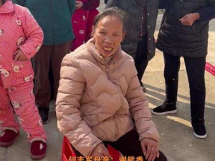 失散三十年!聋哑母亲终迎爱子何志军回家“孩子丢失无法说出口 看到公交车就激动”怕再失去 后面生的两个孩子不让人碰 弟妹上班忙 妈妈独自一人天天打扫房间
盼儿进家门#寻亲 #宝贝回家 #何志军