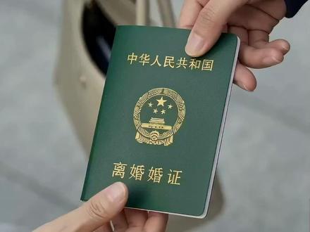 周五的钥匙 母亲舒晚清醒反击,手握铁证果断离婚斩断孽缘,母女二人挣脱畸形家庭枷锁向阳而生。#AI短剧 #即梦ai #都市情感剧