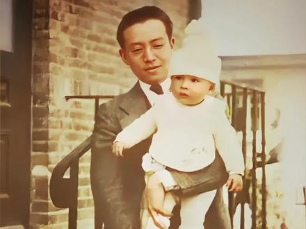 1930年,梁思成托着不满周岁的女儿梁再冰,满眼都是宠溺 #图说历史#历史人文#民国记忆#人物故事#梁思成