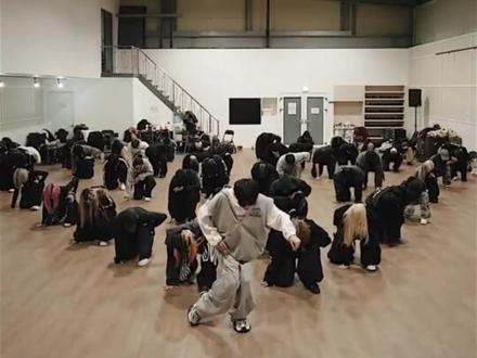 谁还没被#檀健次 这段#第三个吻痕 蛊到!白衬衫 + 松领带,禁欲感直接拉满。即兴现炒非预制菜,有求必应宠粉天花板!指尖划过颈间、扯领带、卡点 wave,每一下都精准踩在心跳上,张力炸屏。