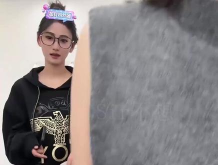 嫂子赖皮小茜为兑现承诺在直播间露脸出镜,没想到她还是和五年前一样害羞 #旭旭宝宝 #旭旭宝宝嫂子