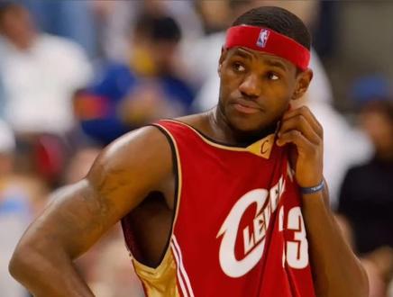 有人说詹姆斯“六步上篮”的原因,主要源于他在2007年东部决赛中的一次争议性上篮动作。#詹姆斯 #詹姆斯六步上篮 #NBA #东部决赛