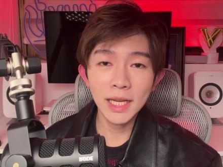 谢霆锋骨子里的摇滚叛逆 谢霆锋发布了新歌《推倒重来》,由他亲自作曲并作为总导演执导MV,批判科技时代下人的异化——人们沉迷虚拟幻象的刺激,却丢失了人与人之间有血有肉的交流。MV中他从生化装置挣脱,对抗机械昆虫的冰冷秩序,吉他Solo拳拳到肉,故事完整。但他并非真要我们抛弃科技。副歌那句“我存在”,是对唯效率至上的反抗:别在追逐未来时把自己异化成工具。新歌与他的EVOLUTION进化演唱会主题一脉相承,期待这首摇滚作品的现场冲击。#抖音乐评新势力 #谢霆锋 #谢霆锋新歌推倒重来 #乐评 #谢霆锋演唱会