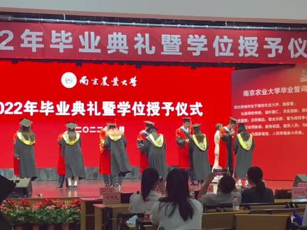 毕业拨穗是指毕业授学位时,系主任或校级领导把学生学位帽上的帽穗,从右边拨到左边,再授予毕业证书。拨穗代表稻穗或麦穗成熟,毕业拨穗象征毕业生已学有所成,可以展翅高飞 。