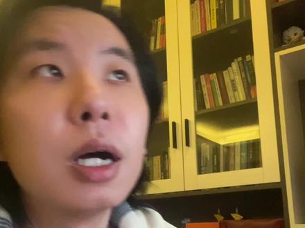 千万不要谈INFJ啊,没人受得了他的冷暴力
INFJ啊,一辈子谈不了几次恋爱,但每一段都能把人谈出心理阴影
首先INFJ自己是个很好的人,能量非常纯粹,他的圈子很干净,就算交朋友都不会找什么酒肉朋友,泛泛之交,更何况找对象。所以被INFJ选中的人,我们不说颜值,你的气质肯定是很独特的,在人群里面既不高调,也让人忘不掉
但就算是这样,要跟INFJ真的谈好恋爱,难度很大,还是因为他性格里自带的那种冷感
很多人对冷暴力的理解特别简单,就觉得是,拉黑、消失、不回消息、装S,对吧?我跟你说,这是因为对方根本就不在乎你,可是轮到INFJ的时候,刚好相反,他的冷是过于在乎你,过于在乎这段感情,于是选择先你一步离开
他可能人还在你身边,也不跟你提分手,甚至表面上看起来一切正常,但他心里已经后撤了,这个才最伤人于无形的
那一开始INFJ和一个人相处的时候,他比任何人都认真,你想这么一个人,从小到大,可能暗恋了几十次,真正谈的就那么一两次,他在感情里是超级认真的,记录你的细节,认真听你讲话,虽然他是一个I人,话也不多,但是情商巨高
你就会想,你会觉得这个人好成熟好内敛啊,跟那些夸夸其谈的人都不一样
但问题来了,INFJ有个特别致命的地方,真的在一起之后,有矛盾了他也不吵架。他不是受了委屈就当场发作的。大多数情况下他都是不说的,忍着,观察,在心里默默记一下
同样一个吵架的点,你们吵了一次两次三次,他都会在心里给你找理由:算了,你也不是故意的,你就是压力大
就给你找理由,这是INFJ特有的温柔
很多人就在这儿理解错了,以为INFJ不说,就代表没事。不是的。INFJ不说,只是代表他在记账。而且他记账特别恐怖的一点是什么?他不是记“事情”,他记“感觉”
比如说你有一次没回消息,他记的是:原来我在你这里,是可以被忽略的人。直接下定义,上纲上线
你有一次阴阳怪气,他记的不是“你讲那句话好难听”,他记的是:原来你并不尊重我
然后他会把这些感觉放在心里,慢慢地叠起来。因为太在乎你对他是不是真心,就把你的所作所为就都放到一个框子里,晚上一个人反复衡量你到底爱不爱他
同时呢,因为INFJ自我要求很高,明明是个很不错的人,但他在感情里就是没什么自信。所以他总是记住了你不爱他的证据,而忽视了你对他好的证据
#MBTI #INFJ #女性情感