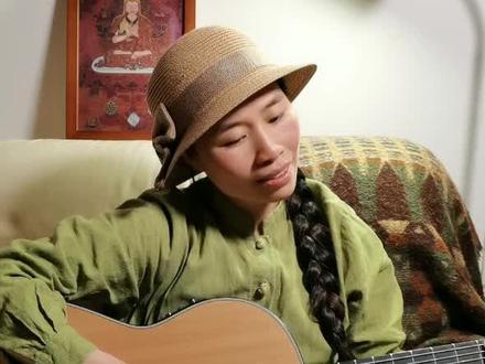 花儿翻唱歌曲:岁月轻狂 演唱者:花儿,抖音ID:花儿的日常。
#翻唱 #温暖 #治愈 #吉他弹唱