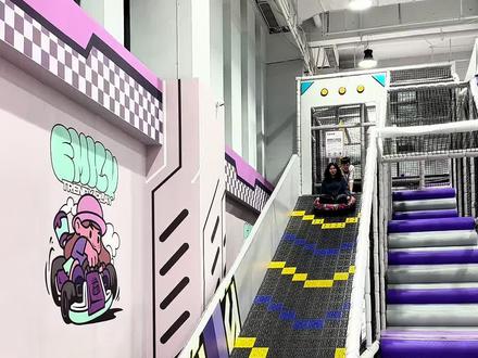 室内遛娃好去处!周末下雨不怕没地方去
🚗导航:EM美可运动潮玩馆
🅿停车:华侨城碧云一号A1栋地下停车场
⚠️Tips:记得自备防滑袜~
🌟 必玩项目按头安利
1️⃣ 🚡 高空电动缆车
缓缓穿梭乐园上空,俯瞰全景超治愈📸
2️⃣ 🧗♂️ 攀岩墙+蹦极台
不同难度可选,安全缓降设计,挑战胆量超有趣~
4️⃣💛梅花桩
适合大童,挑战胆量!
3️⃣ 🛝 超长滑道
坐上滑垫一冲而下,风驰电掣的快乐,大小朋友都上瘾!
4️⃣ 🎪 电动秋千
旋转幅度温和,大人也能秒回童年~
6️⃣ 🏀 潮玩区
保龄球🎳、极速飞车🏎️、射击对战🎯、跳舞机💃
全家组队PK,玩到不想走!
7️⃣ 🧸 亲子乐园
波波池闯关+迷宫探险,适合娃放电~
✨ 周末快带娃冲鸭!
#周末去哪玩 #亲子游玩好去处 #室内遛娃好去处 #雨天去哪里玩 #室内游乐场