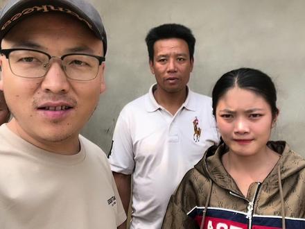 和老挝岳父岳母一起去给大舅子提亲是种什么体验?岳父为何沉默? #老挝丈母娘 #老挝提亲 #入乡随俗