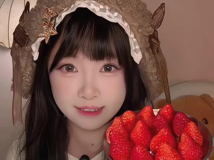 烤脆皮棉花糖~😏🍓#甜品 #咀嚼音 #深夜偷吃 #解压视频 #烤棉花糖 @抖音创作小助手 @DOU+小助手