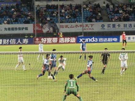 郴州3比0赢了湘西,还有很多人骂郴州队,说他们懒散,球员不行,不努力,个人能力不行,这不行那不行啥的,不是,你们都什么眼神???不行你们上啊!!!从湘超开始,我每场郴州队的都在看,主场次次我都在,客场我也在看直播!!!他们这一次的进步,整体球员的提升,不再是打的一盘散沙,他们每个人都很猛,这一次不是个人高光,而是整个队都在发光!!!每个球员都很出圈,球员之间的契合度越来越高,截球,进攻猛烈,也勇敢射门,整场球赛那么多次射门,你们看不见??是个人都看在眼里,怎么还有人骂我们郴州队球员??而且还是郴州人,你行,你最行,你上可以吧。还有人说他们有钱拿才这么努力…ni🐴你给了他们多少钱??这不是他们应得的?哪怕没有钱,这场比赛他们也是这些踢,这不是钱,这是代表郴州的荣耀。真是吃不到葡萄说葡萄酸。你给了别人钱了?你想要你也可以去踢,你有本事你也去踢,骂什么骂?你有本事你去,你上!!!郴州队那么多球员这一次这么勇,居然还被喷他们懒散,不用功。真服了!!!我看你们真的是眼神不好!!!谁再骂一句,我一定骂回去。不管郴州队踢的多烂多糟糕,只要他们在进步,就是最棒的,哪怕倒数第一名,他们也是我们郴州的足球王者,也是我们的骄傲。有本事你代表郴州出战,有本事比赛时你跟着跑完全场试试,输了你们骂,赢了你们还骂,别人的付出跟努力你们是看不到一点是吧,不要让每个代表郴州出战的球员寒了心,特别是郴州人!!!#足球 #湘超 #足球的魅力 #湘超dou是郴州范 #足球的魅力 @郴州日报