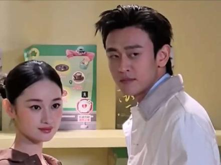 郭晓婷正在打卡拍摄突然听见有人在喊王天辰闪现,#近距离看明星 #上海 #苏河不知春 #王天辰 #郭晓婷 。