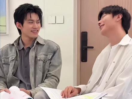 传下去:郝熠燃在云旗嘴里找东西吃。#磕糖