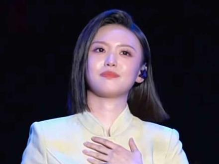 徐子尧在宜春动情落泪,30秒深鞠躬感恩全场,满是真诚与不舍!
这30秒,鞠的是尊重观众,敬畏音乐,感恩托举、感恩托举。谦卑做人,
是人品与教养的真实体现!#徐子尧#刀迷 #宜春群星演唱会#徐子尧含泪鞠躬 #宜春群星演唱会