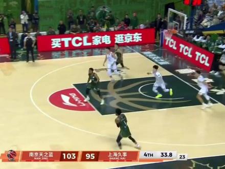 同曦外援拉维特最后一攻竟戏耍上海久事队员,展现运控基本功,三四个上海球员无计可施,就是断不下来,挺上火的!#cba