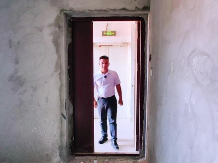 在漳州港黄金海岸,把日子过成童话 推窗就是流动的风景画,躺在家里就能把厦门双子塔的璀璨夜景和无垠大海一并拥入怀中🌃 前后无遮挡的视野像展开的巨幅画卷,每个清晨都在海风中自然苏醒
谁能想到 99 平竟藏着四间房?孩子的玩具王国、爸妈的阳光书房、自己的工作小窝全安排妥当👨👩👧 更惊喜的是 55 万就能拿下这份滨海生活,让 "面朝大海" 不再是遥不可及的梦想
下楼 3 分钟直达南炮台海岸线公园,光脚踩进软 fufu 的沙滩瞬间被治愈🌊 浪花踮脚追着脚踝跑,刚踩出的脚印转身就被大海悄悄收走,连打哈欠都带着清甜味儿
隔壁高尔夫球场藏着遛娃秘籍!绿油油的草坪像铺到天边的天鹅绒,捡根树枝就能玩一下午⛳ 孩子们的笑声比球飞得还远,连云朵都忍不住停下来听
馋了?25 分钟油门踩进厦门中山路🍜 沙茶面的浓鲜裹着花生汤的甜糯,好吃到想舔碗底!商场逛到腿软,购物袋装满幸福感,回来还能赶上海上落日
最爱的还是阳台的深夜时光,抬头就是铺满天的银河🌌 星星眨着眼睛说 "今天辛苦啦",这样的日子美好得想偷偷藏起来,生怕被别人发现这份小确幸✨