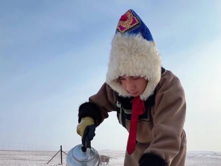 家里的肉实在太多了,直接放在室外也不安全,做个大冰箱把肉放进去,这样就不会招贼了#新农人计划2025 #大头圆圆
