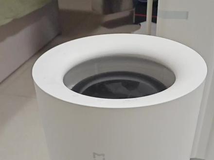 这台小米加湿器(米家纯净式智能加湿器2)买回来使用了一个多月了,使用过程中也一直没有清理,今天发现在机器表面有好多的灰尘,看着挺难受的,正好趁着今天周六好好清理一下。
加湿器滤芯好多地方都已经变黄了,应该是使用过程中吸附了大量的灰尘,自来水中的水垢也都积累在滤芯上了,这个水垢挺难清理的,所以平时还是需要勤加清理、保养维护才好。
很多人问我这台加湿器用着咋样,简单说一下吧:我的房子面积大概有四十平吧,没来暖气之前轻轻松松加湿到七八十的湿度,但是来了暖气之后,加湿就显得稍微有点乏力了,能加湿到55%的湿度,如果房间比较大的话建议选择加湿量更大的加湿器,如果房间面积小于40平方的话这个加湿器足够用了;至于噪音大小,这就跟每个人对噪音的敏感程度相关了,我个人感觉还能接受,不算太大,若是对噪音敏感的人就慎选啦。
另外还有人问为啥这个可以从上边加水,说明书上写的是需要把水箱打开加水,个人研究了一下这台加湿器的结构,从上边加水完全没问题的,屏幕上有水位显示,水满会有滴滴的提示音,完全没问题;咨询了一下好像是因为国家标准要求加湿器加水时需要断电,所以说明书只能写打开水箱加水。
#加湿器
#小米
#米家
#小米加湿器
