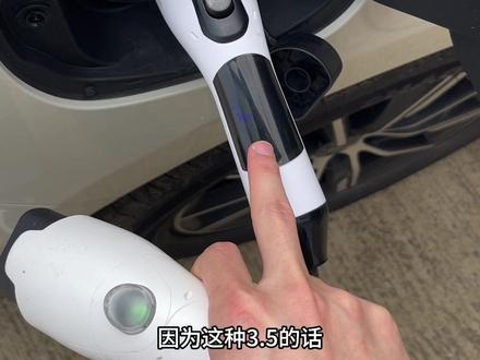 家里没有条件安装充电桩,又想随时随地充电,这款3.5千瓦的随车充,就非常方便,不仅免接地线,而且带有漏电保护温控保护功能。电车混动车都可以用。#比亚迪 #混动车 #海豹06dmi #秦plusdmi #秦L