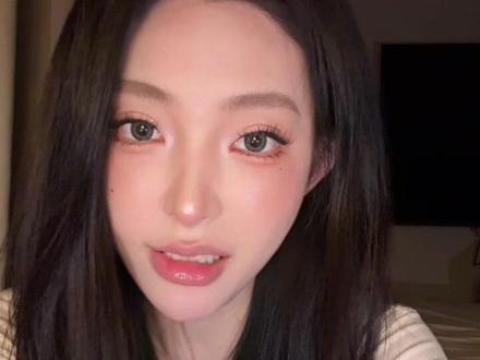 你有没有发现,和异性频繁聊天其实很危险?
聊一周,你会习惯;聊一个月,你会依赖。再久一点,哪怕陌生人,也会忍不住想见面、想拥有。
当他隔着屏幕都能影响你心情——别问为什么,他在你心里已经太重要了。
哪天他突然不找你,你会慌、会乱想、会反复看手机……
其实这不是爱情,这只是一种习惯和依赖。你离不开的不是他,而是精神支柱。
别等失去才清醒,别把习惯当深情。
记得,你的真心很贵,别交给屏幕那头随便的陪伴。#情绪 #抽象文案