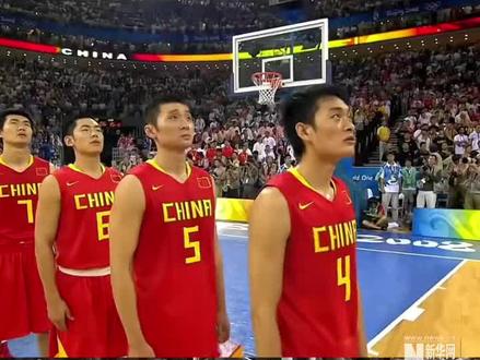 #08年中国男篮 #黄金一代:2008中国男篮
阵容
控球后卫:刘炜、陈江华、张庆鹏
得分后卫:孙悦、王仕鹏
小前锋:朱芳雨、李楠、王磊
大前锋:易建联、杜峰
中锋:姚明、王治郅
主教练:尤纳斯
中国男篮版的"以为是开始,结果是巅峰"说的就是2008中国男篮了,也被称为黄金一代,是所有中国球迷最美好的记忆,中美赛前的合影成为无数球迷墙上的张贴海报(P3)。这届奥运会我们分到了死亡之组,但我们依然硬刚梦八、差点掀翻亚军斗牛士西班牙、战胜司机卡曼领衔的德国、大胜非洲冠军安哥拉,杀出重围小组出线获得八强。
奥运会比赛中留下了无数经典名场面,如中美大战中:陈江华一步过科比、朱芳雨面对詹姆斯后撤步三分命中、孙悦大帽霍华德、易建联隔扣安东尼、姚明大帽科比、姚明下场前振奋人心的挥拳,还有打西班牙最后王治郅的踩线三分、易建联准绝杀德国的长两分,至今为人津津乐道。
番外:当年姚明作为中国奥运代表团的旗手,代表了中国高度。入场时广东宏远五虎将也合影,成为了前段时间易建联球衣退役时广为流传的一张图片。