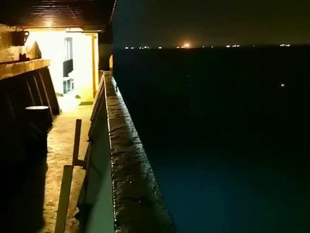 夜幕之下的霍尔木兹海峡,看到最后有一闪一闪的小摩托#海员生活 #上热门