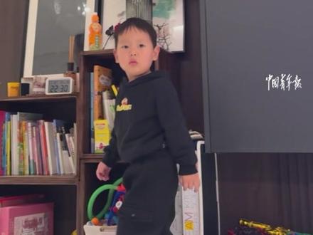 3岁弟弟不愿洗澡,8岁姐姐开启“血脉压制”模式。#血脉压制