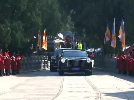 泰王及王后北京朝拜灵光寺释迦摩尼佛