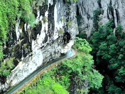 百米的悬崖绝壁上,一条巨型腰带横穿整座大山…重庆武隆区长坝镇前进村~挂壁水渠#挂壁水渠