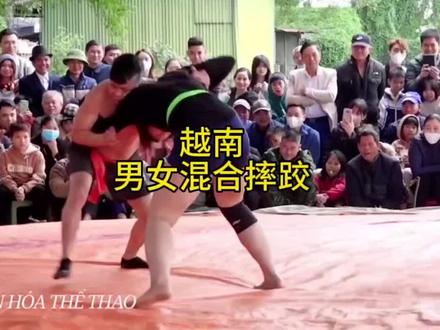 越南男女混合摔跤比赛#wwe #比赛现场 #摔角 #女子摔跤