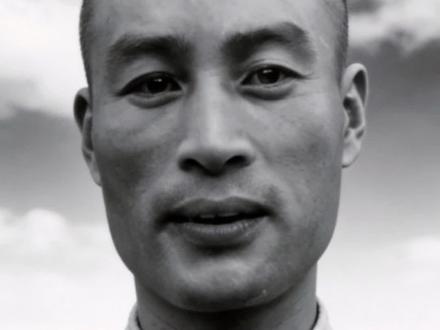 聂曦中了七枪也没弯过腰,他是怕一低头,就看不到新中国 1950年,33岁的聂曦在台北马场町刑场就义。
临刑前,他穿着白衬衫,身姿挺拔,嘴角甚至带着一丝从容的笑意。
枪响了,一枪、两枪……直到第七枪,他才缓缓倒下,双目始终望向大陆的方向。
致敬聂曦,致敬所有沉默的英雄,永垂不朽。
(画面人物为AI原创写意形象,未复刻烈士真实样貌,仅作缅怀艺术创作)
(沉默的荣耀.英烈合集)
#聂曦 #沉默的荣耀 #铭记历史 #致敬先烈 #传递正能量