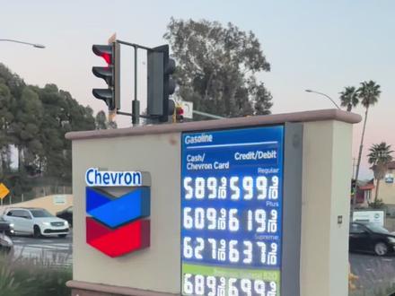 全美油价大幅上涨,车还没开,钱先没了。#加油站 #汽油 #我与汽车的日常 #洛杉矶#美国