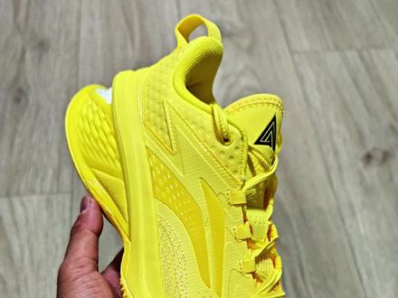 【布拉格方程】空袭11『开箱』 【布拉格个人基础信息】
【身高】183㎝
【体重】77kg
【脚型数据】脚长265㎜脚宽99㎜偏瘦脚型,前掌不厚,肉不多。
【⚠️尺码建议】本人耐克普遍42.5(偶尔43),李宁普遍43,普遍选择内长270㎜或者275㎜的球鞋,空袭11代我选择42码比较合适,内长也合适,包裹比较贴合紧致,鞋楦也适中,不窄也不宽。
【位置打法】后卫,6突4投,技术流,爱变向,爱急停,脚步灵活。
【球鞋偏好】对于缓震,由于右脚后跟挫伤,对球鞋不追求极致贴地,但要求重心低的情况要有充足的缓震,尤其缓震要出色。
对包裹不追求超级紧致,贴合舒适均匀最好。
#好鞋推荐 #哎呦喂你鞋真好看 #内容启发搜索 #球鞋 #李宁