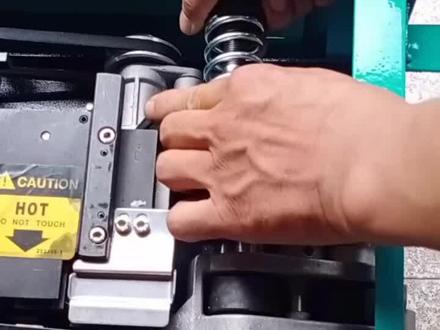 普通半自动打包机经常有人问松紧怎么调看我的作品自己就会调了。