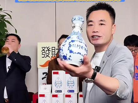 一瓶青花酒,千里故乡情——五一江西人送礼首选#临川贡酒 #送礼佳酿 #纯粮食好酒 #肖志峰 #影视鹏哥