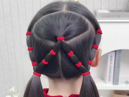 喜庆好看新年发型#儿童编发 #不伤发皮筋 #红皮筋 #双马尾 #正红色皮筋