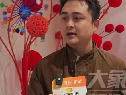 “冷美人”整理37天没洗的头发,理发师:铁梳子都插不进去