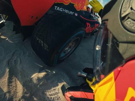 奥地利Red Bull 车队美国公路旅行篇。想要感受美妙的公路旅行和独特的风景人情,那就快跟上里卡多和维斯塔潘的车速……
#F1🏎
#RedBullRacing