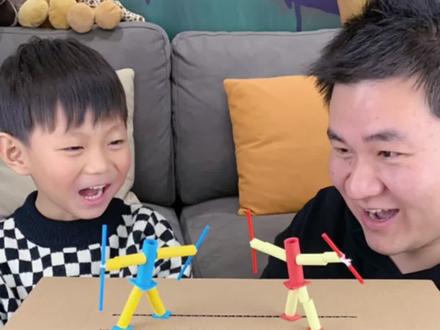 小时候超好玩的竹节人大战游戏,谁的童年还没个武侠梦#人类幼崽成长计划 #爸爸带娃 #亲子时光 #自制玩具 #手工diy
