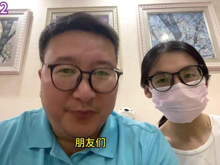 输血知识2 朋友们,输血是临床上抢救危重患者的重要治疗手段,流程那是相当的严格,不能出一丝差错,那么具体的流程都有哪些呢?首先来看一下,输血前地准备工作。
1.临床评估与适应证确认
医生根据患者病情(如严重贫血、大出血、手术需求等)判断是否需要输血,并确定输血类型(全血、红细胞、血小板、血浆等)。例如:急性失血超过总血容量 20% 时,可能需要输注红细胞或全血;血小板计数极低且伴有出血倾向时,需输注血小板。
2.血型鉴定与交叉配血
血型检测:通过实验室检测确定患者的 ABO 血型和 Rh 血型(如 RhD 阳性 / 阴性)。ABO 血型系统:根据红细胞表面抗原(A、B)分为 A、B、AB、O 型,血清中含对应抗体(如 A 型血含抗 B 抗体)。交叉配血试验:将患者血清与供血者红细胞、患者红细胞与供血者血清分别混合,观察是否发生凝集反应,确保血型相容,避免溶血反应。
3.知情同意与文书签署
医生向患者或家属详细说明输血的目的、风险(如感染、过敏、溶血等)及替代方案,签署《输血治疗知情同意书》,你可能认为这一步骤可有可无,那就大错误特错了,因为知情同意权是患者的基本权力,用神圣不可侵犯来形容也不为过,同时这也是对医护人员的保护。
4.血液制品的领取与核对
护士凭取血单到血库领取血液,严格核对:患者信息:姓名、床号、住院号、血型等;血液信息:血袋号、血型、种类、剂量、有效期、外观(有无溶血、浑浊、凝块等)。拿血的工具箱是恒温的,保证血液运输过程中的安全。还有血小板的运输过程中都得不停地晃动,要么机器晃动,要么人工晃动,防止凝固。记得有一次,为了抢救一个血小板只有几千地患者,我征得医院血库、扬州血站同意并备案,大老远地从扬州血站拿血至高邮,一个小时地车程就不停地晃动血液,人会很累,印象特别深刻。
#医学科普仅供参考如有不适请线下就医 #输血知识 #成分输血 #无偿献血爱心传递 #抖出健康知识宝藏