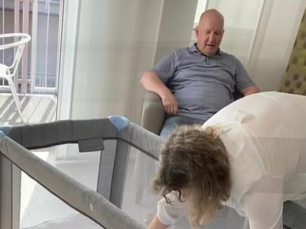 德国爷爷花式宠孙让我开眼了,家庭旅行给孩子带着床,隔代亲果真全世界统一……#隔代亲 #老外 #德国