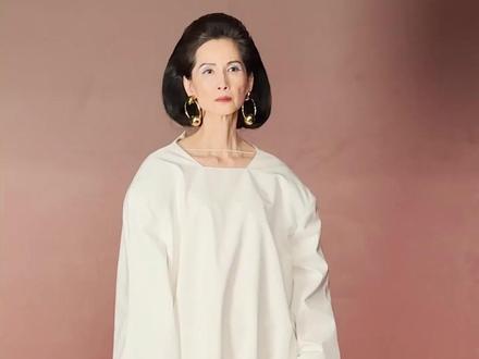 6块腹肌,7个女儿,60岁登上香奈儿高定秀 60 岁登上香奈儿高定秀场的她,身上有太多故事。
独自带过孩子,从事银行职业,在 56岁重新开始做模特。
走过的路不算轻松,但她依然把日子过得很笃定,面对生活的起伏,也始终从容。
#曾宝珍 #香奈儿 #模特 #女性成长 #AFExpress