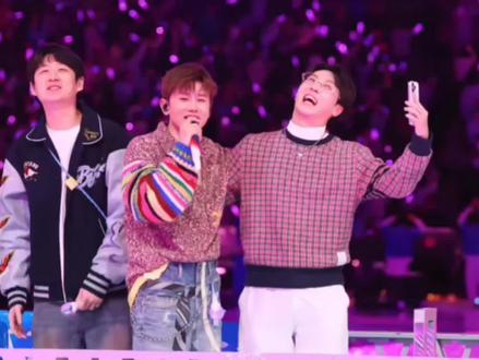 真没想到喜人在张杰演唱会上也能升番
#张杰开往1982巡回演唱会 #喜人 #王男 #吕严 #李明磊