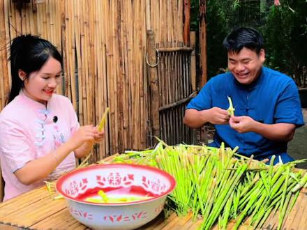 最近山上竹笋长出来了,掰了一筐回来给小妮子做泡椒竹笋,酸酸辣辣脆脆的,很好吃,你们家乡有这种竹笋吗。#泡椒竹笋#沉浸式认识22种好吃的竹笋 #正宗泡酸辣椒